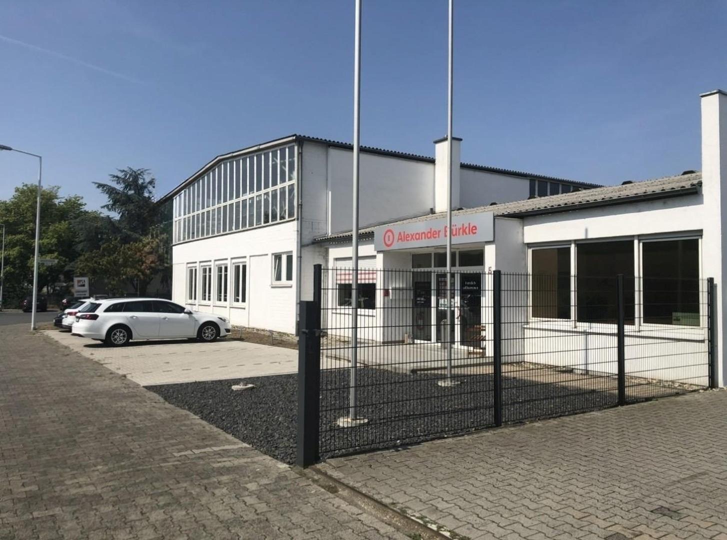 Eingang mit 5-7 PKW Plätzen