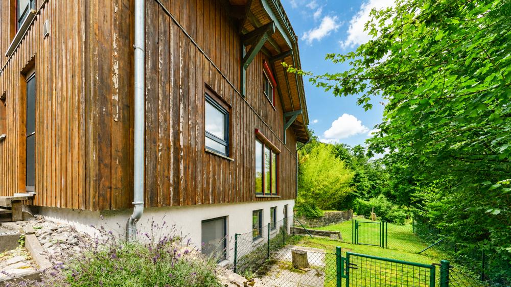 Garten & kleine Terrasse hinter dem Haus