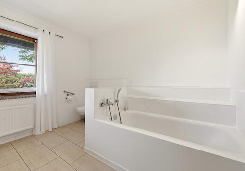Bad mit Badewanne
