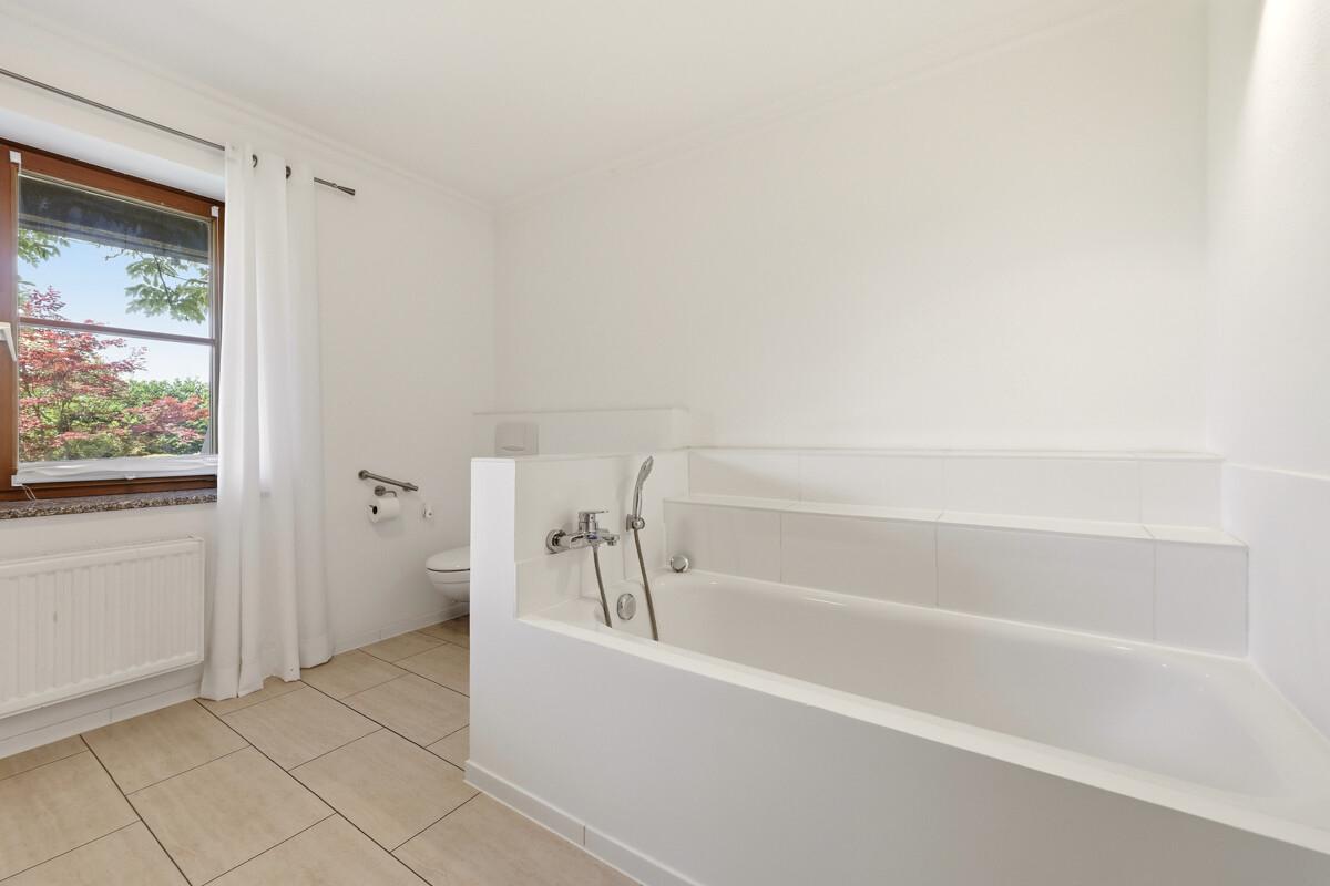 Bad mit Badewanne
