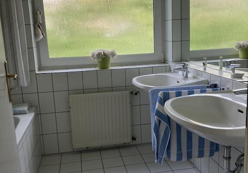 Bad mit Badewanne