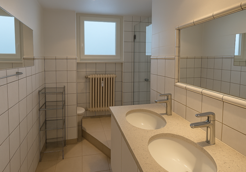 Bad mit Dusche und Fenster