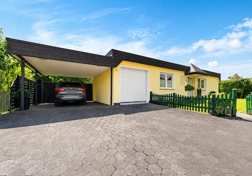 Eingangsseite m. Carport & Garage