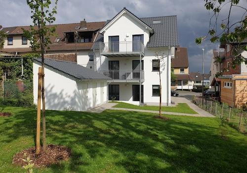 Westansicht mit Abstellräumen