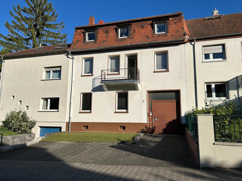 Hausansicht mit Stellplätzen