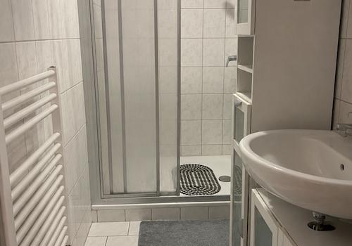 modernes Bad mit Dusche, DG