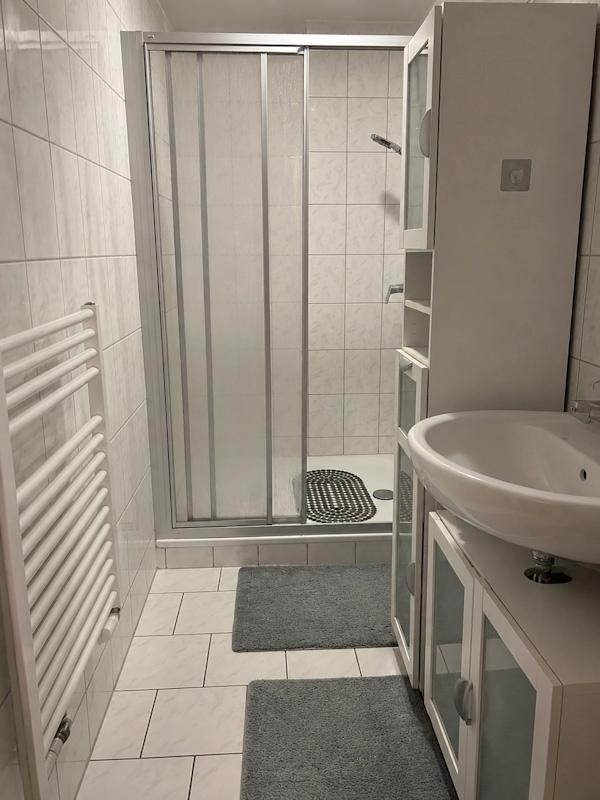 modernes Bad mit Dusche, DG