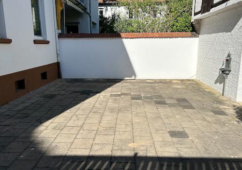 sonniger Innenhof