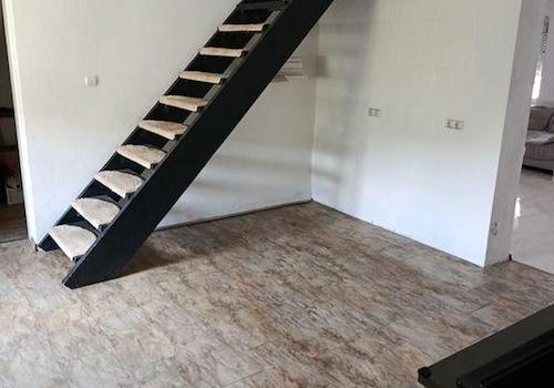 Küche mit Treppe nach oben
