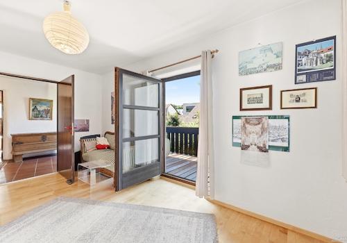 Kinderzimmer mit Zugang zum Balkon