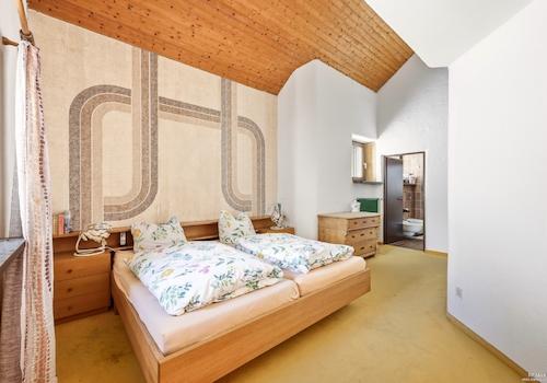 Schlafzimmer mit En-suite-Bad