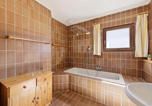 Badezimmer mit Wanne im Obergeschoss
