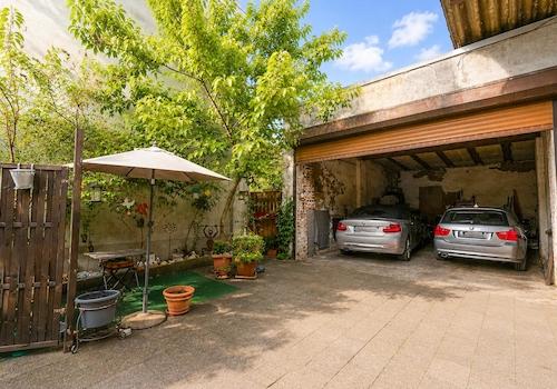 Hof mit Doppelgarage