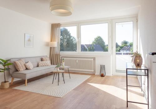 Wohnzimmer mit Balkonzugang