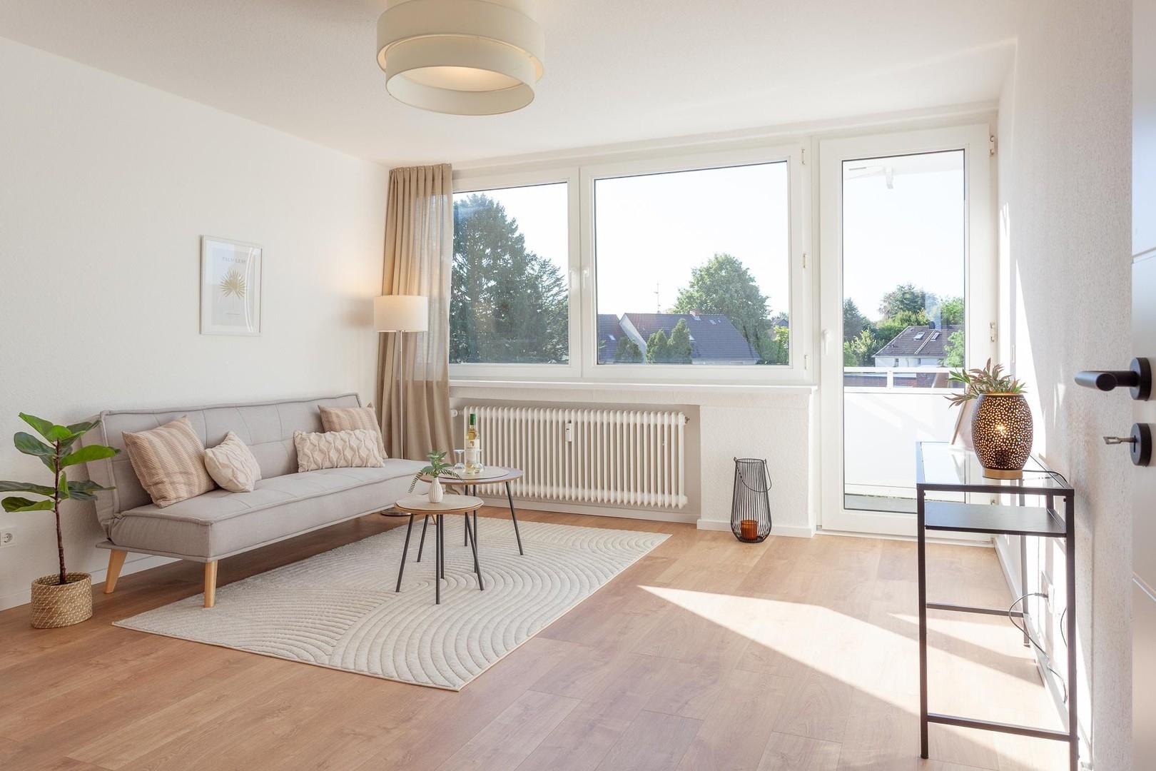 Wohnzimmer mit Balkonzugang