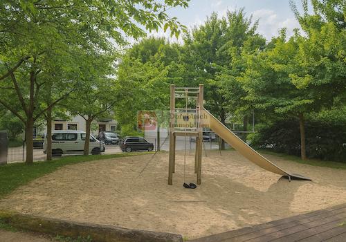 Spielplatz neben dem Gebäude