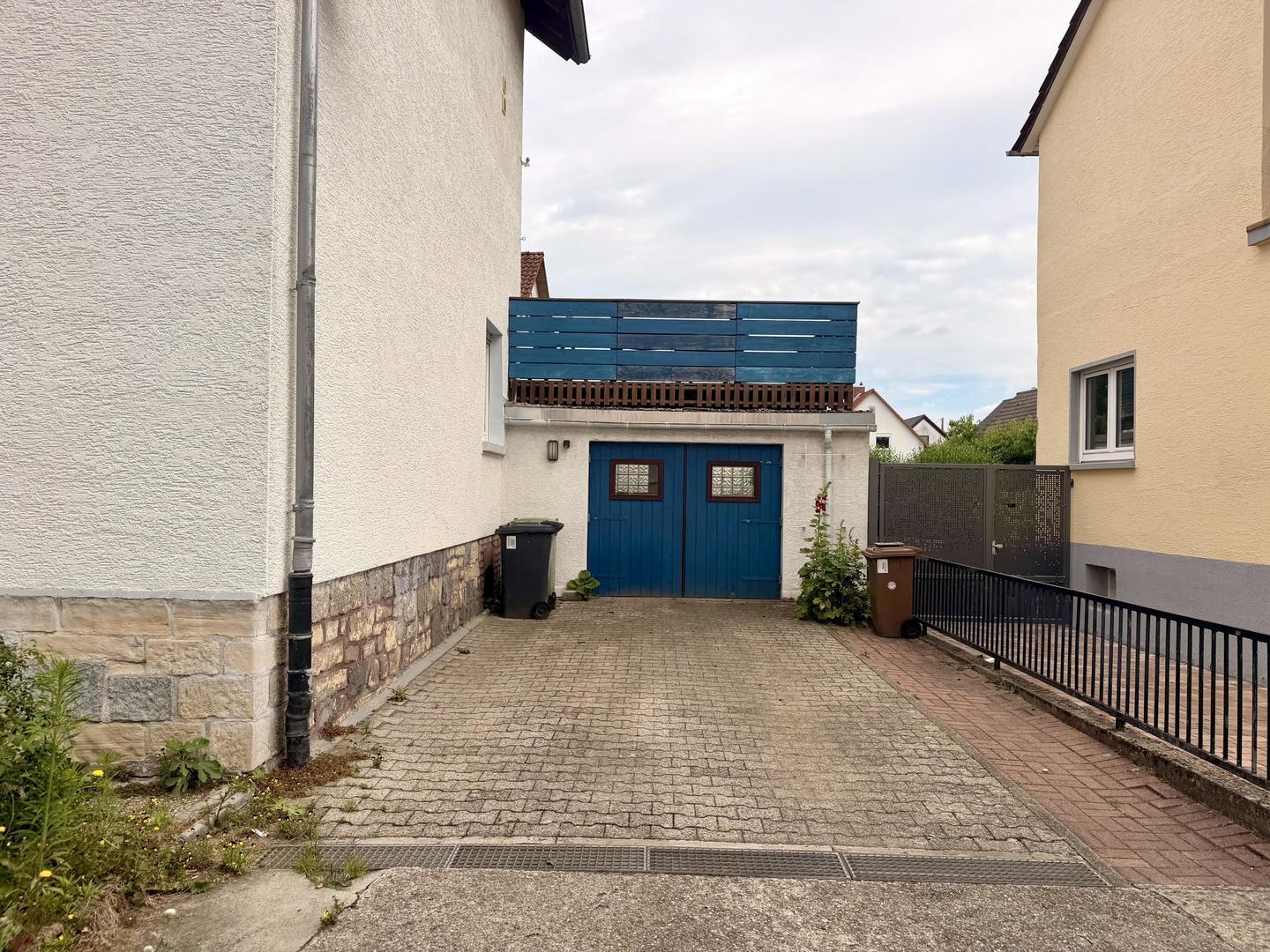 Garage mit Stellplatz