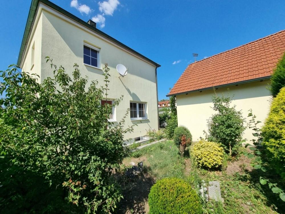 Garten hinter dem Anwesen