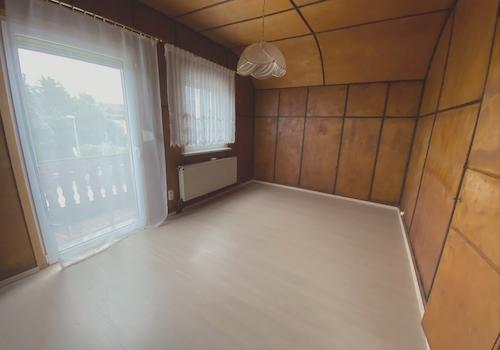 Schlafzimmer mit Balkonaustritt