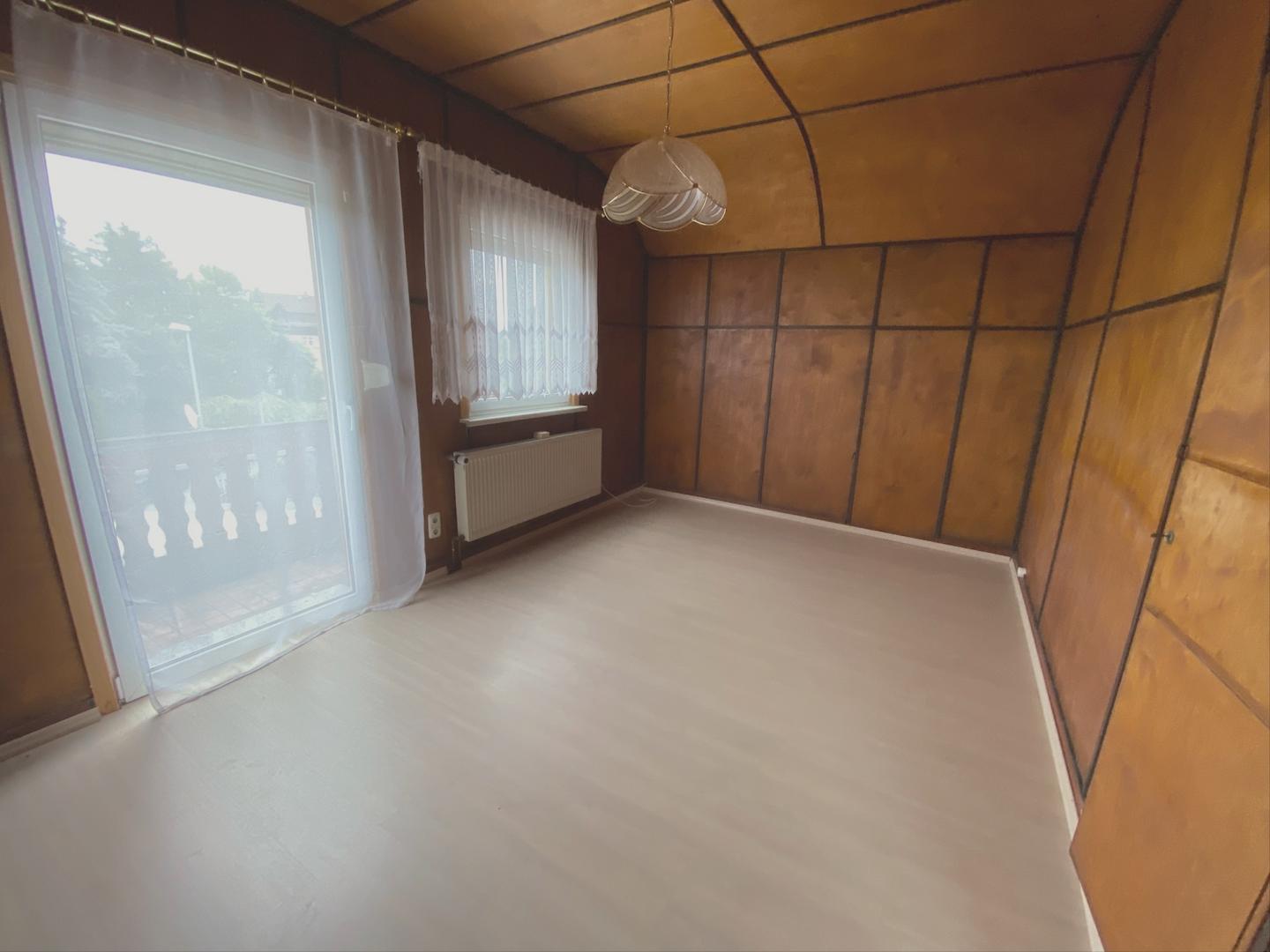 Schlafzimmer mit Balkonaustritt