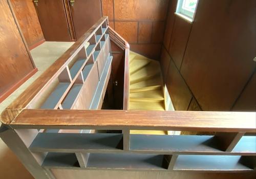 Blick auf die Treppe vom Obergeschoss aus