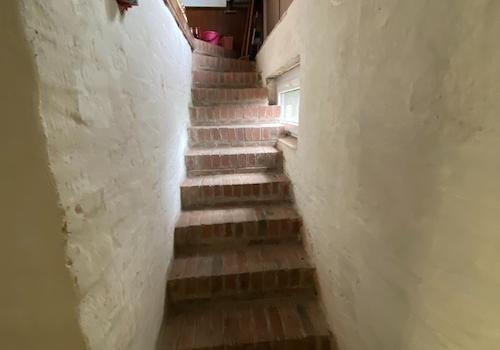 Kellertreppe mit Blick zum Erdgeschoss