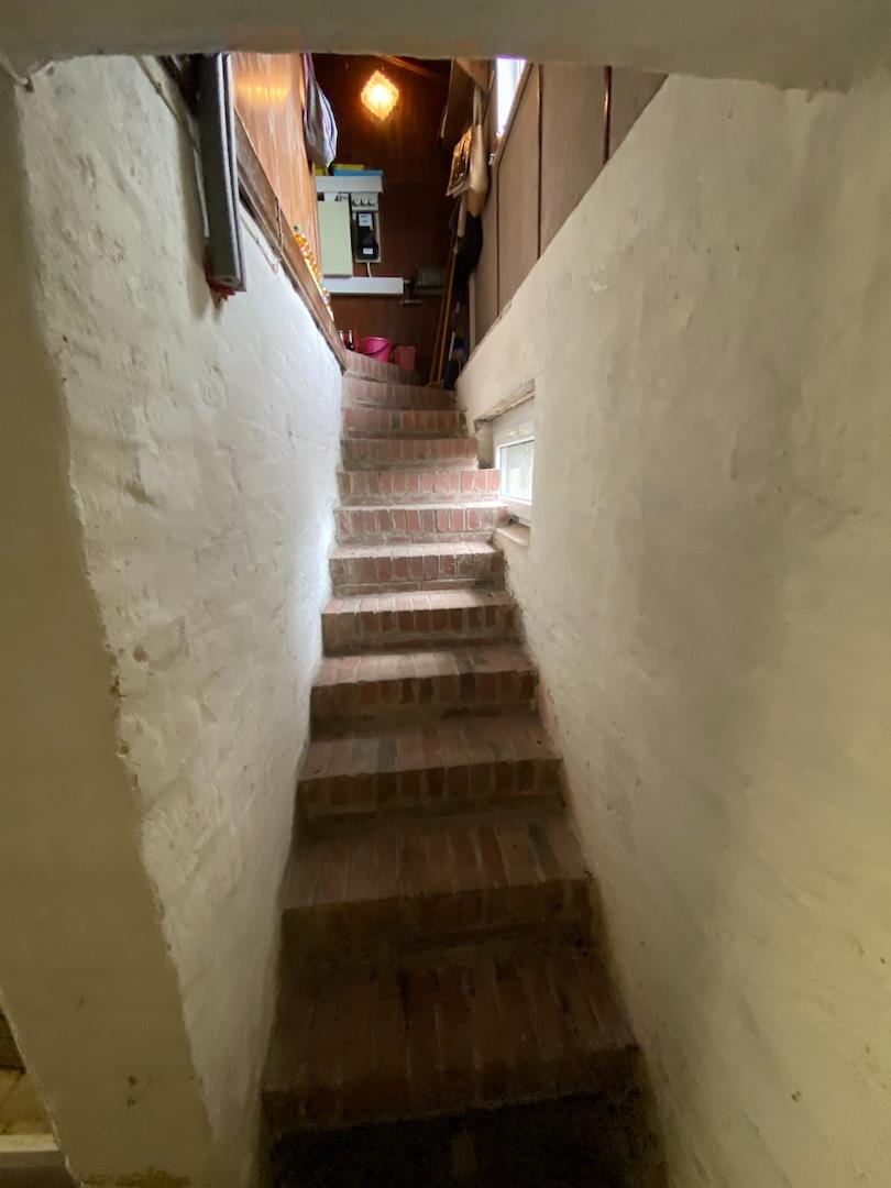 Kellertreppe mit Blick zum Erdgeschoss
