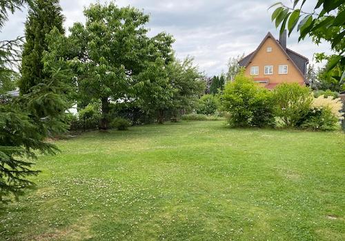 Blick von der Mitte des Gartens zum Wohnhaus