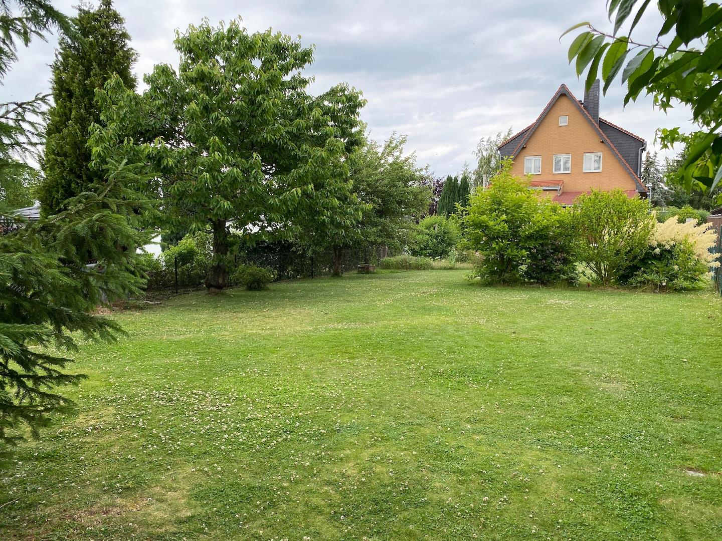 Blick von der Mitte des Gartens zum Wohnhaus