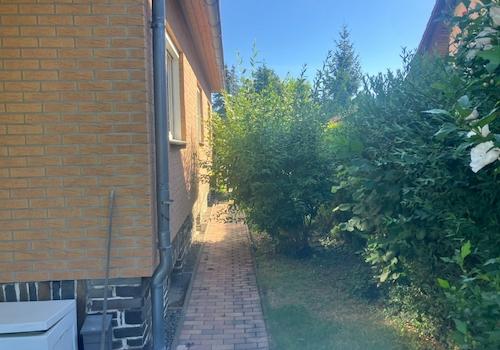 Seitenstreifen am Haus