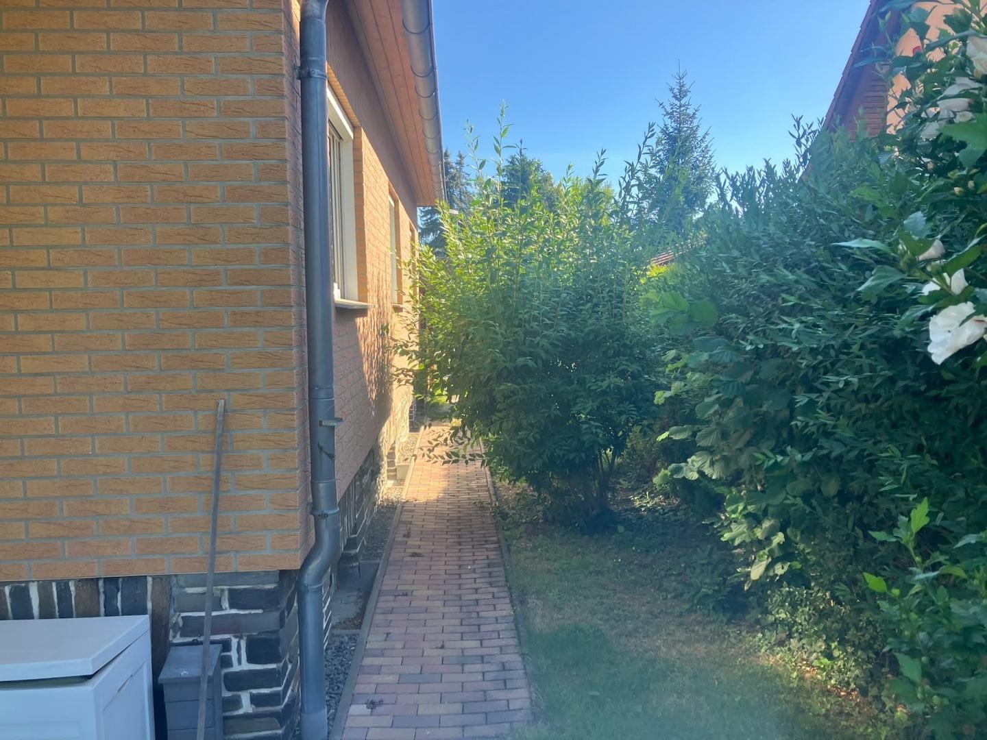 Seitenstreifen am Haus