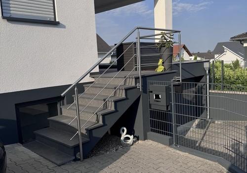 Treppe zum Eingang 