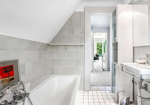 Badezimmer I - Obergeschoss