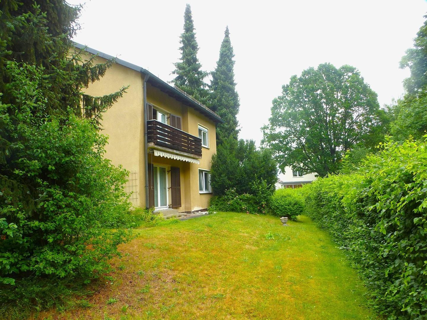 Blick vom weitläufigen Garten