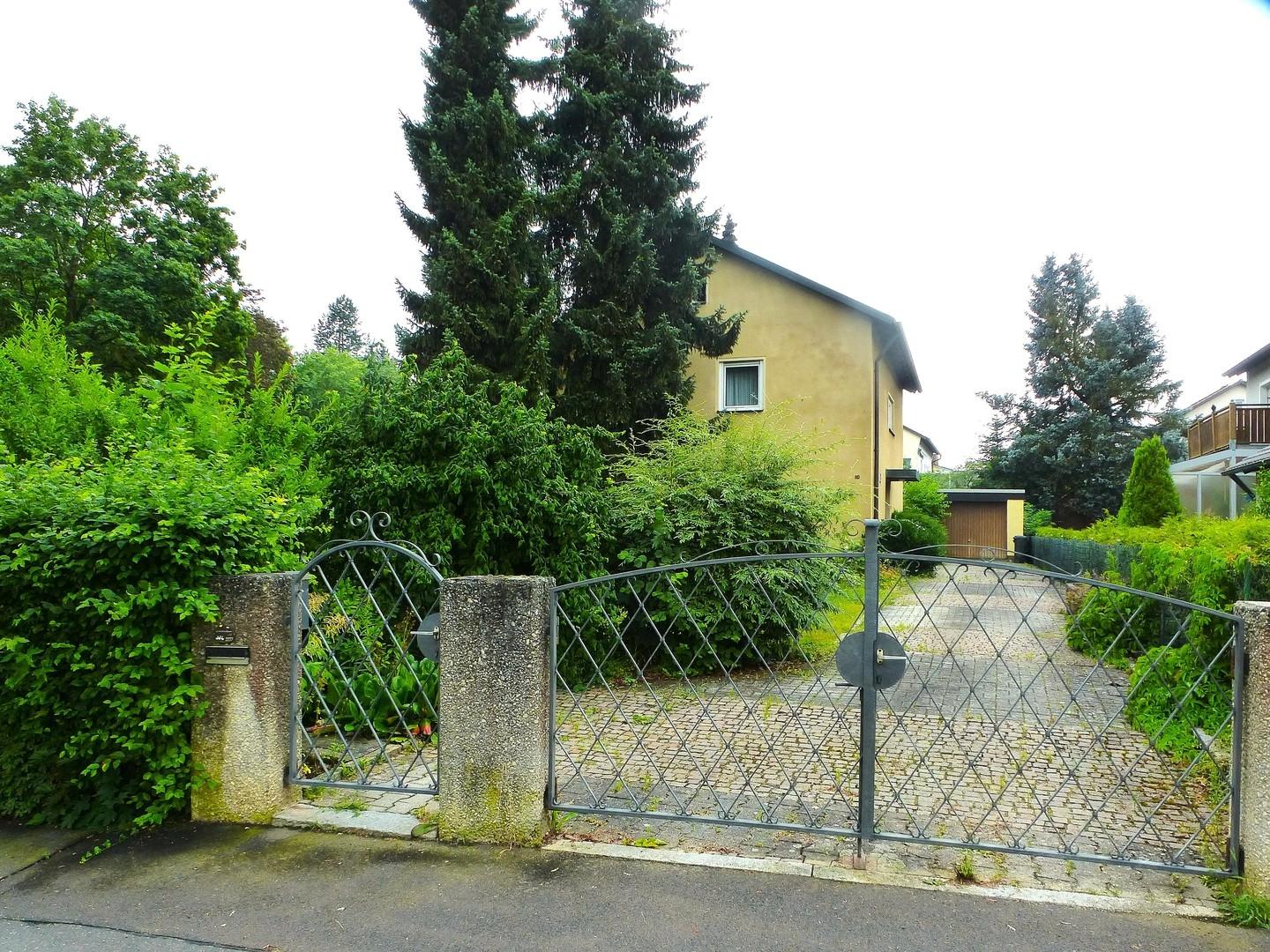 Einfahrt mit viel Platz