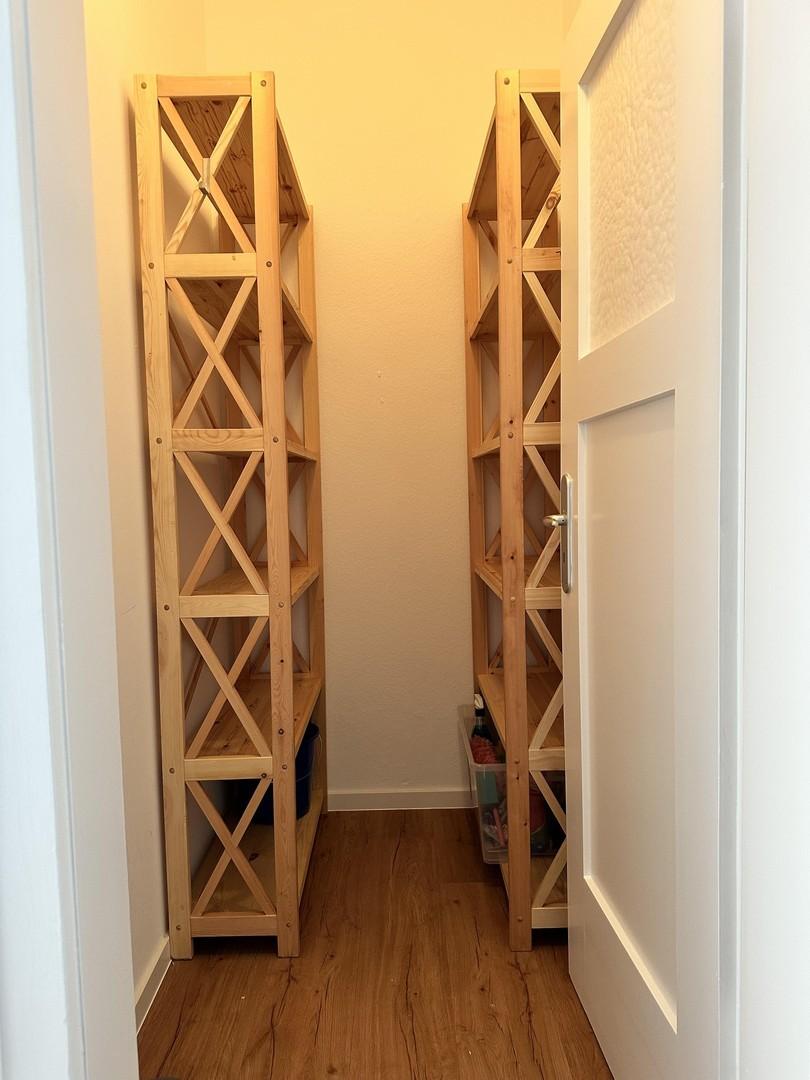 Garderobe und Vorratskammer