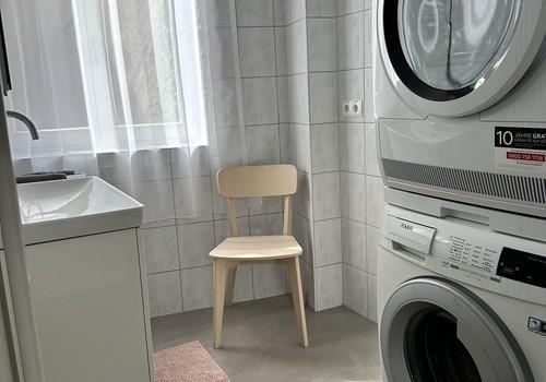 Badezimmer mit WM und Trockner