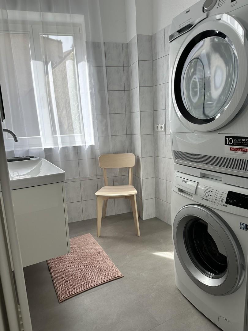 Badezimmer mit WM und Trockner