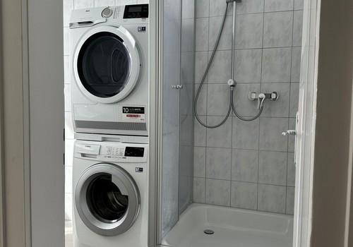Große Dusche und WM & Trockner