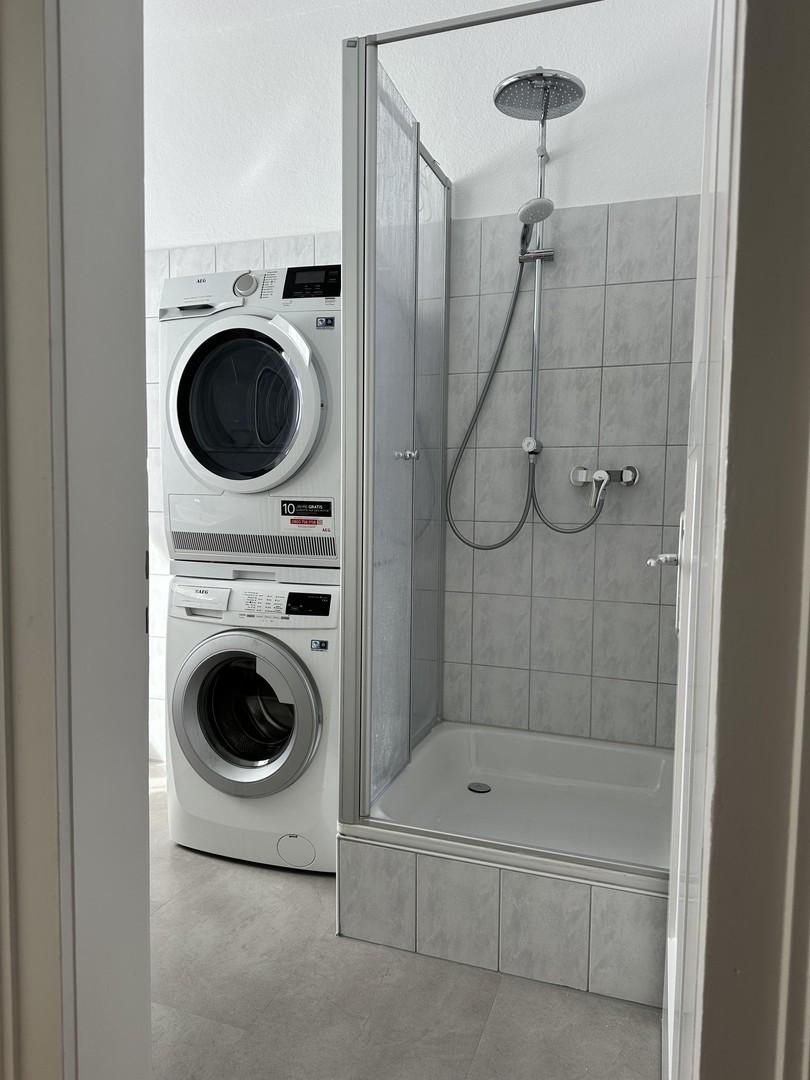 Große Dusche und WM & Trockner