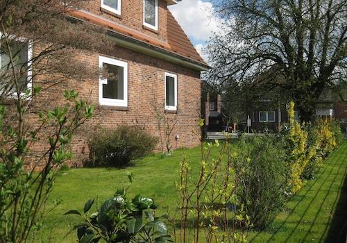 Hausansicht mit Garten