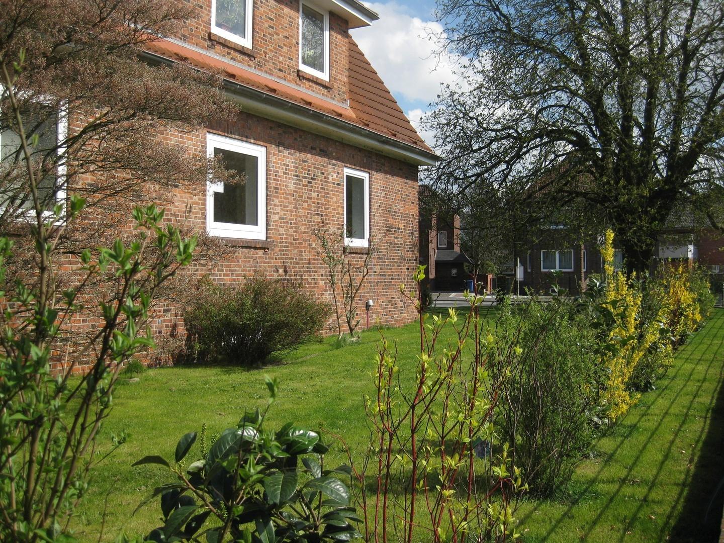 Hausansicht mit Garten