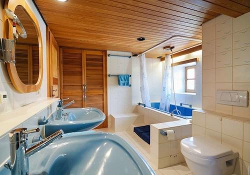 Bad mit Wanne
