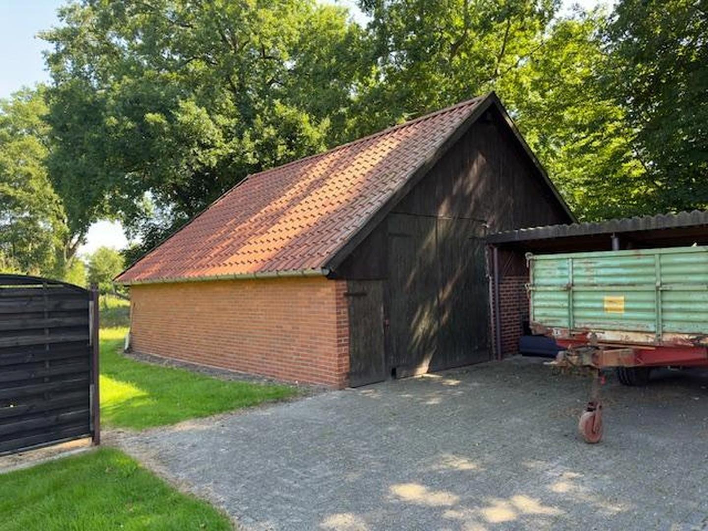 Scheue links von der Zufahrt