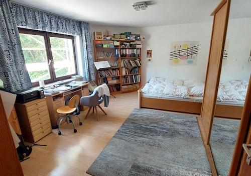 Schlafzimmer mit Arbeitsbereich
