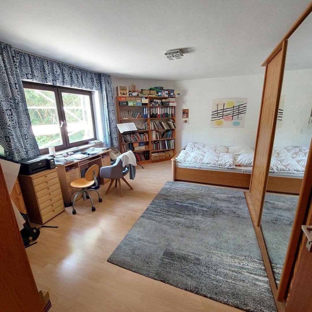 Schlafzimmer mit Arbeitsbereich