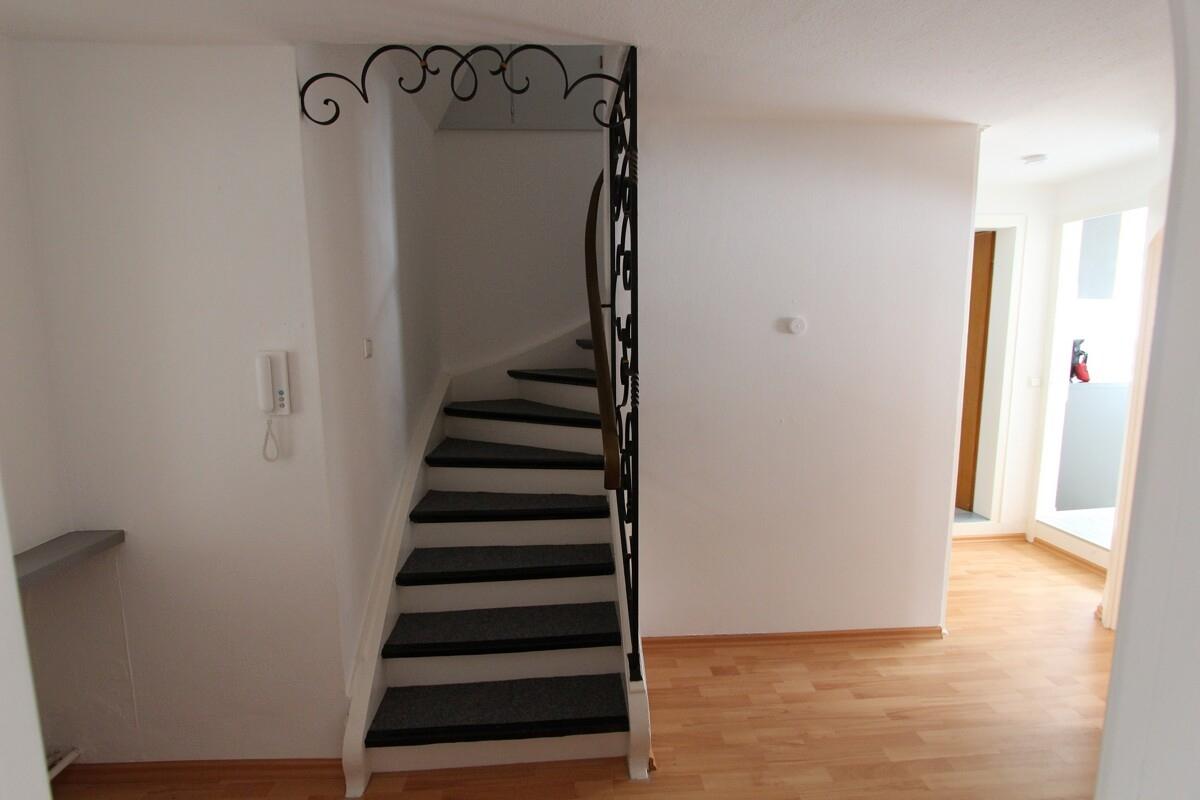 1 OG_Treppenaufgang_www.villingen.immobilien