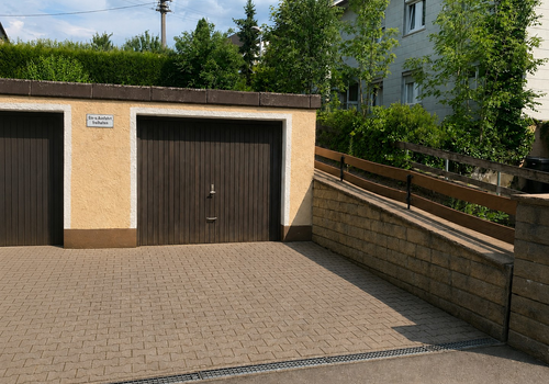 Garage und Außenstellplatz