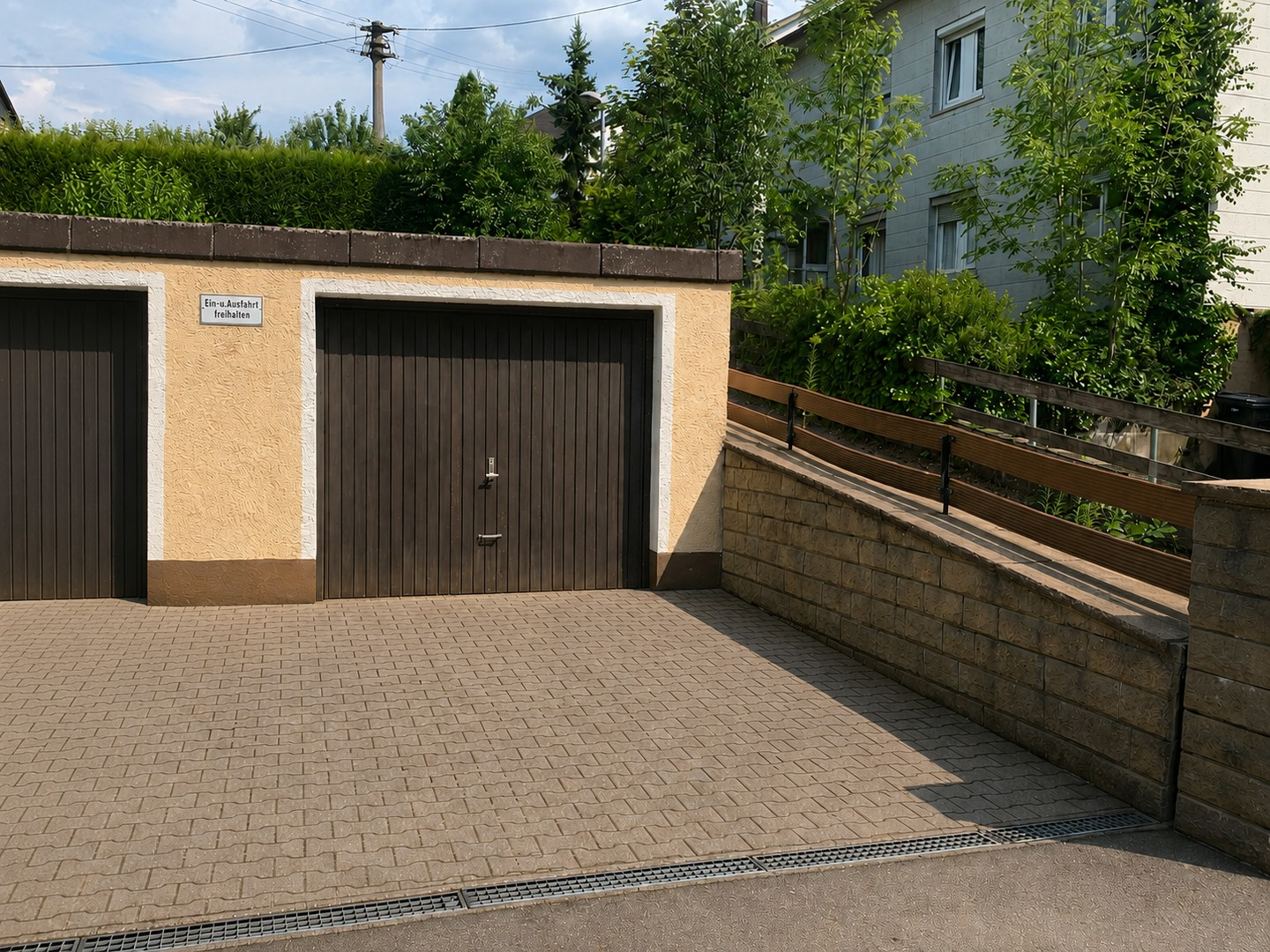 Garage und Außenstellplatz
