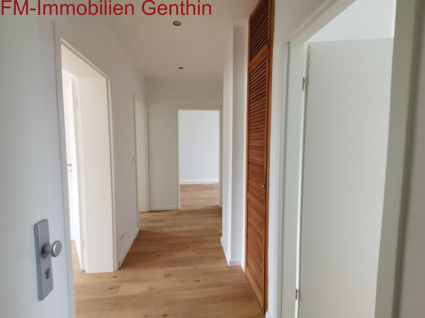 Flur mit weiße Zimmertüren